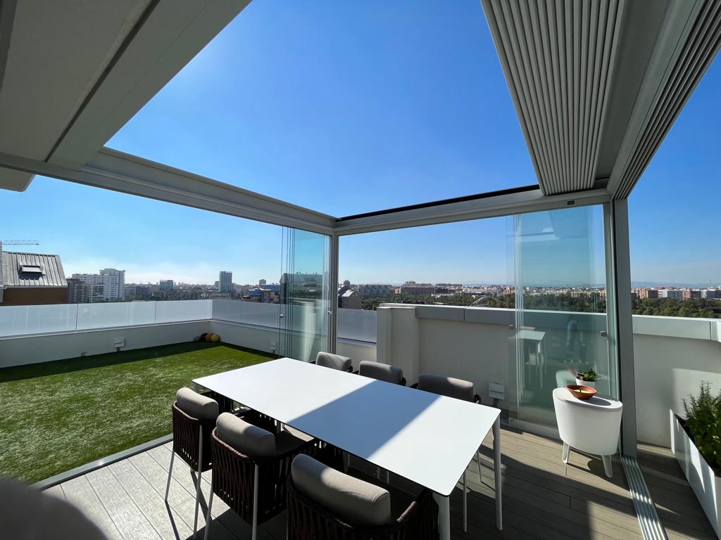 Ático de lujo con pérgola bioclimática y cortinas de cristal