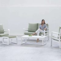 El Set de Aluminio de Terraza Kravi-7 ofrece un diseño elegante con estructura de aluminio resistente a la corrosión. Incluye un sofá de tres plazas, dos sillones y una mesa con vidrio templado. Cojines impermeables y resistentes al sol para máxima comodidad.
