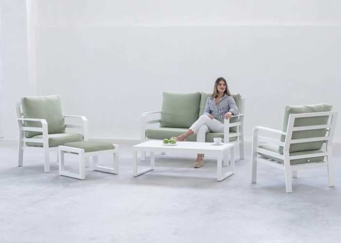 El Set de Aluminio de Terraza Kravi-7 ofrece un diseño elegante con estructura de aluminio resistente a la corrosión. Incluye un sofá de tres plazas, dos sillones y una mesa con vidrio templado. Cojines impermeables y resistentes al sol para máxima comodidad.